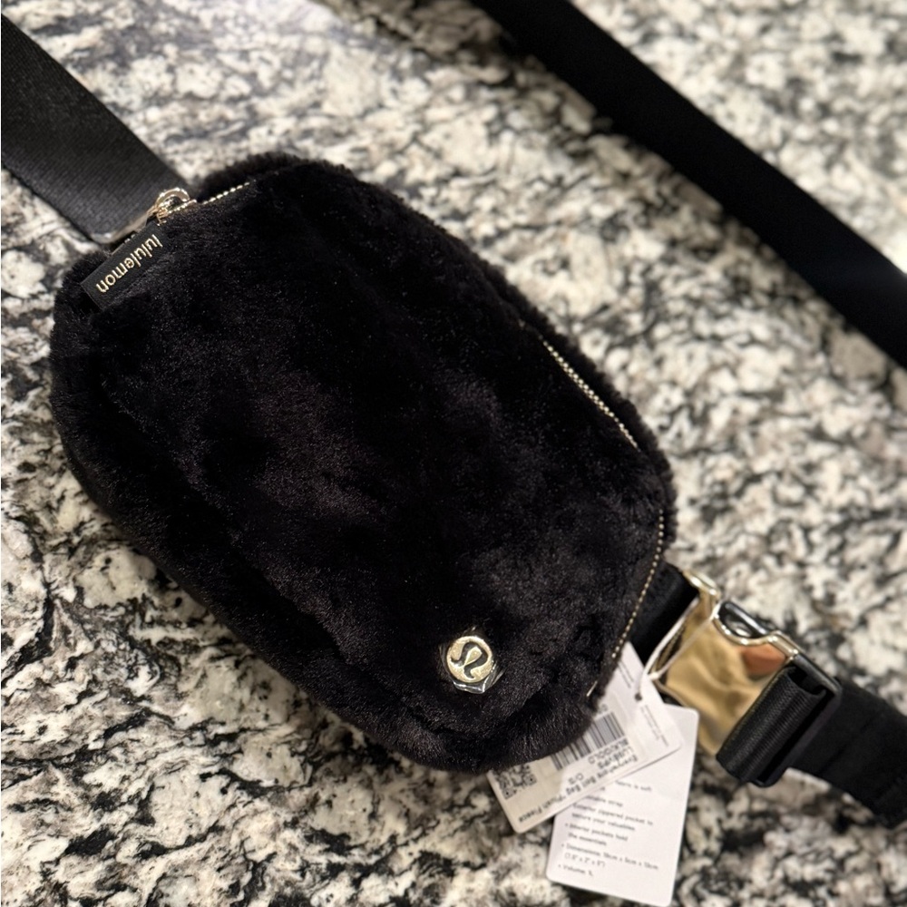 lululemon Black Everywhere Belt Bag 1L
Plush Fleece